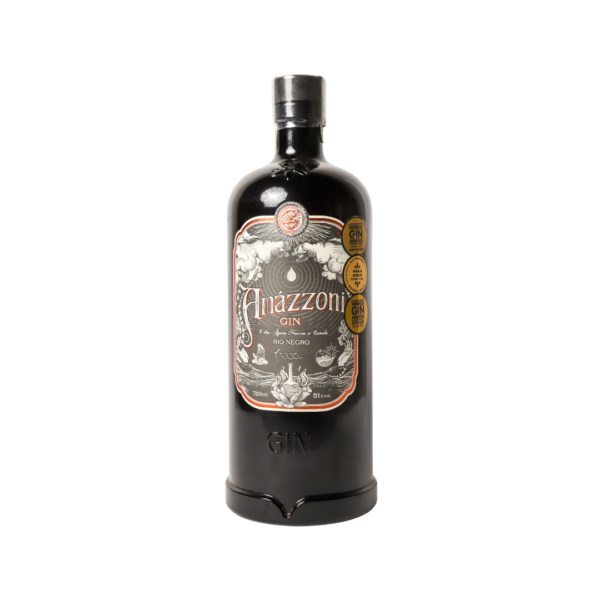 Amazonni Gin: Um Gin Brasileiro Único e Premiado para Experiências Sensoriais Inesquecíveis Descubra o Amazonni Gin, um gin brasileiro premiado mundialmente por sua personalidade única, sabor exótico e ingredientes botânicos da Amazônia. Destilado em Manaus, Amazonas, o Amazonni Gin utiliza uma seleção exclusiva de plantas e especiarias da floresta amazônica, como: Açaí: Uma fruta rica em antioxidantes que confere ao gin um sabor frutado e adocicado. Cupuaçu: Uma fruta com sabor cítrico e floral que adiciona frescor e complexidade ao gin. Pequiá: Um fruto seco com sabor amanteigado e toques de nozes que contribui para a textura cremosa do gin. Castanha-do-Pará: Uma castanha oleosa com sabor terroso e notas de especiarias que equilibram o perfil do gin. Jaborandi: Uma planta medicinal com propriedades relaxantes que proporcionam um final suave e persistente. Com um aroma complexo e intrigante com notas de frutas tropicais, especiarias exóticas e madeira, o Amazonni Gin revela um sabor único e equilibrado na boca, com toques cítricos, florais, terrosos e especiados. Perfeito para: Criar coquetéis inovadores e exclusivos. Experimentar novos sabores e aromas. Desfrutar puro com gelo ou com uma tônica premium. Harmonizar com pratos da culinária brasileira e internacional. Premiado em diversos concursos internacionais, o Amazonni Gin é a escolha preferida de bartenders renomados e apreciadores de gin em todo o mundo. Experimente o Amazonni Gin e embarque em uma viagem sensorial inesquecível pelos sabores da Amazônia!